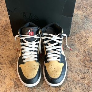Air Jordan 1 Mid SE Christmas edition box included